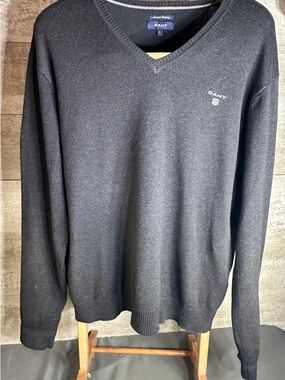 GANT Men's V-Neck Sweater in Charcoal Gray Size Large